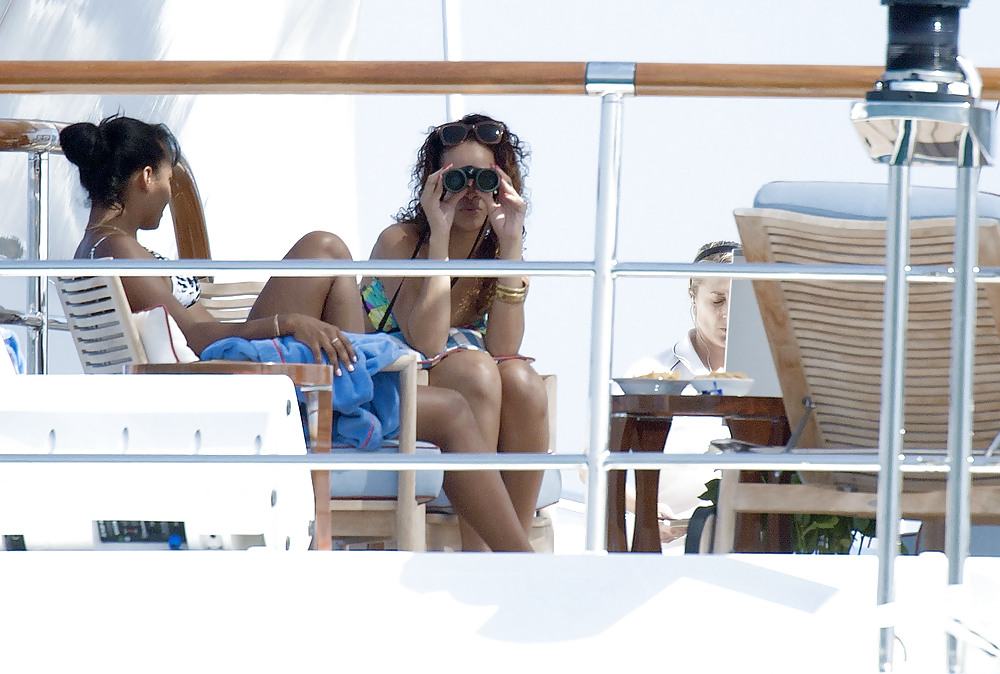 Rihanna - en bikini azul en yate en st tropez
 #5324931