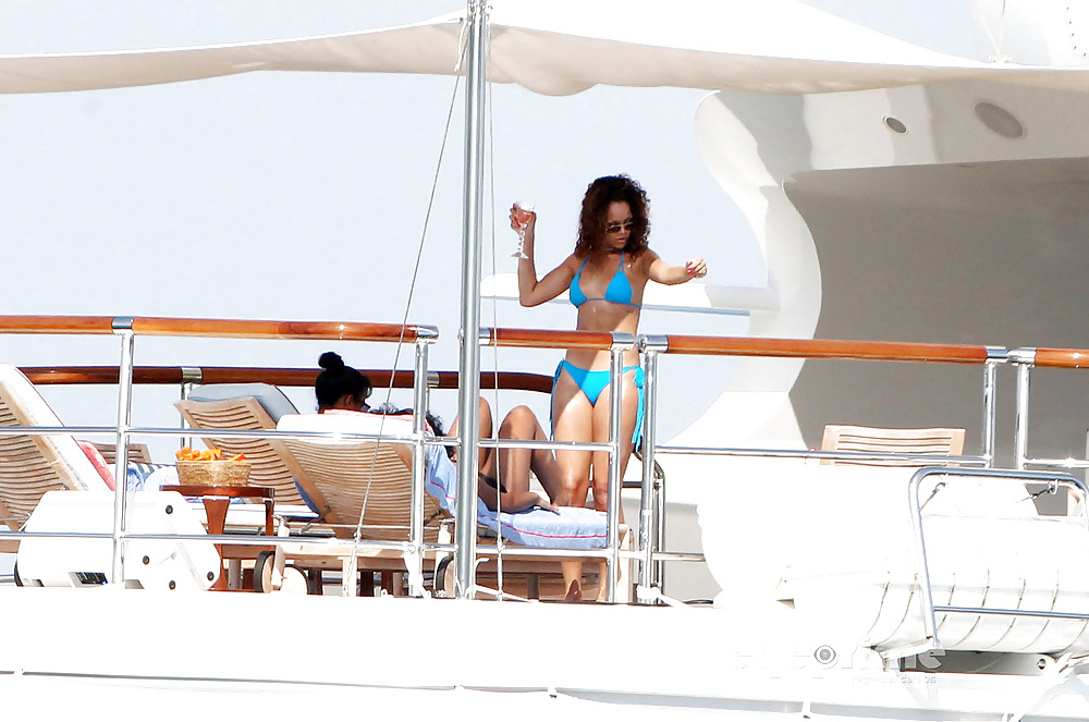 Rihanna - St tropezのヨットで青いビキニで
 #5324974