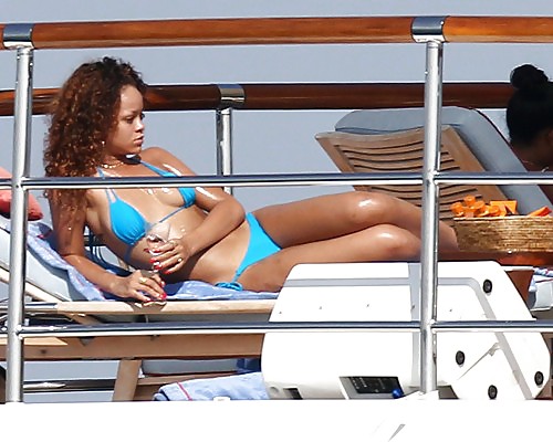 Rihanna - en bikini azul en yate en st tropez
 #5325038