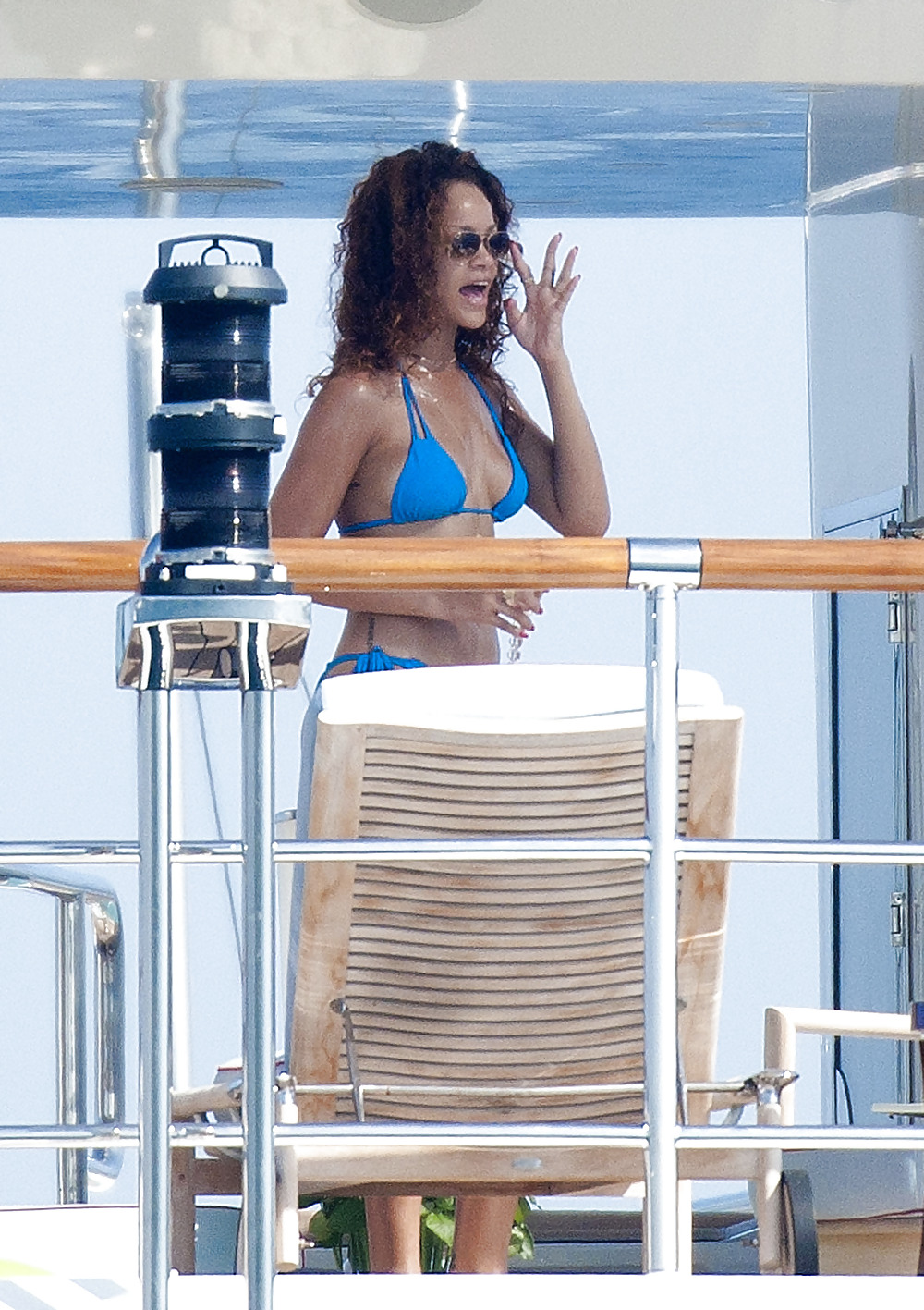 Rihanna - en bikini azul en yate en st tropez
 #5325065