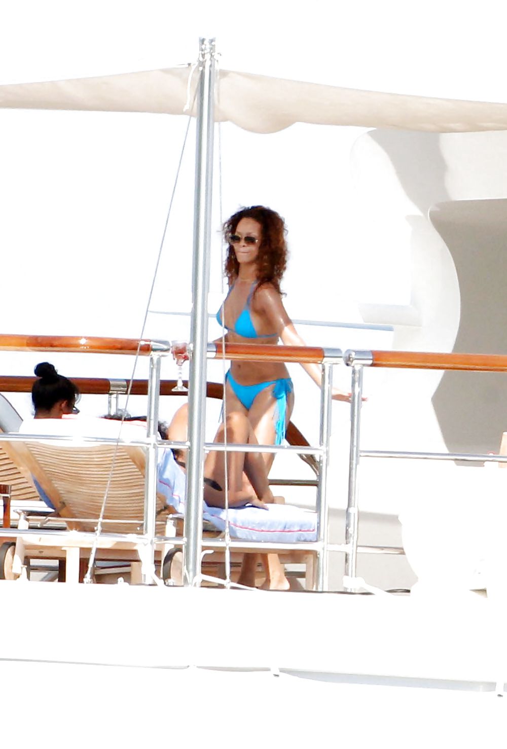 Rihanna - en bikini azul en yate en st tropez
 #5325150