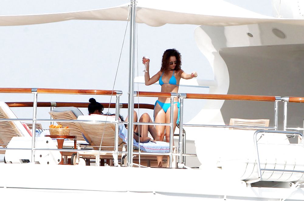 Rihanna - en bikini azul en yate en st tropez
 #5325166