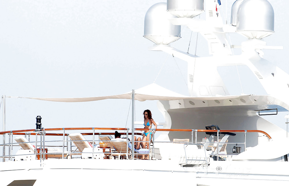 Rihanna - en bikini azul en yate en st tropez
 #5325222