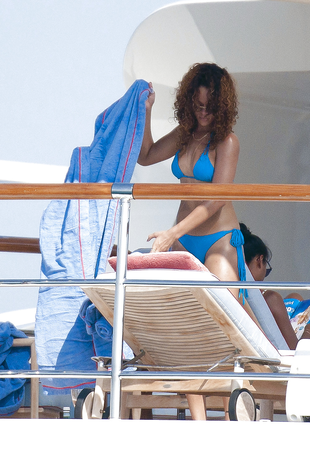 Rihanna - in bikini blu sullo yacht a st tropez
 #5325237