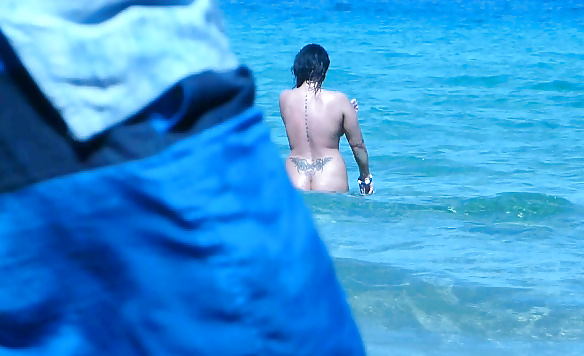 Io nudo alla spiaggia pubblica
 #12538546