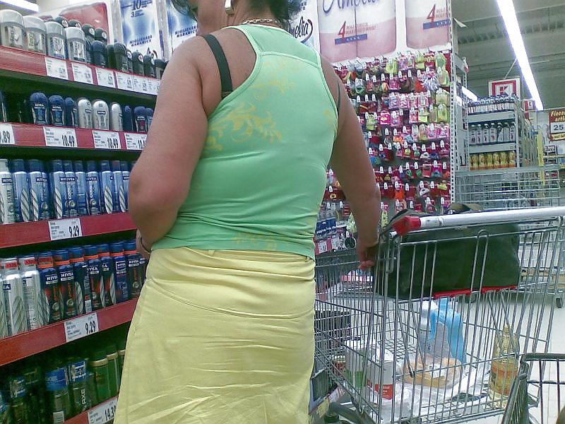 Upskirt in supermarket Romania #1004058