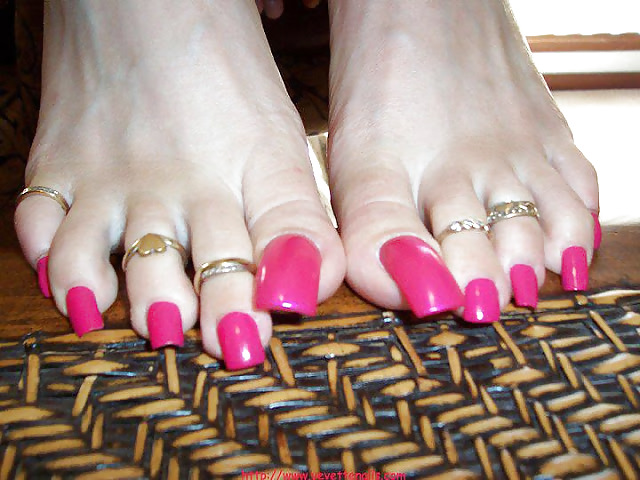 Paula lima 's sexy long toe nails
 #15946352