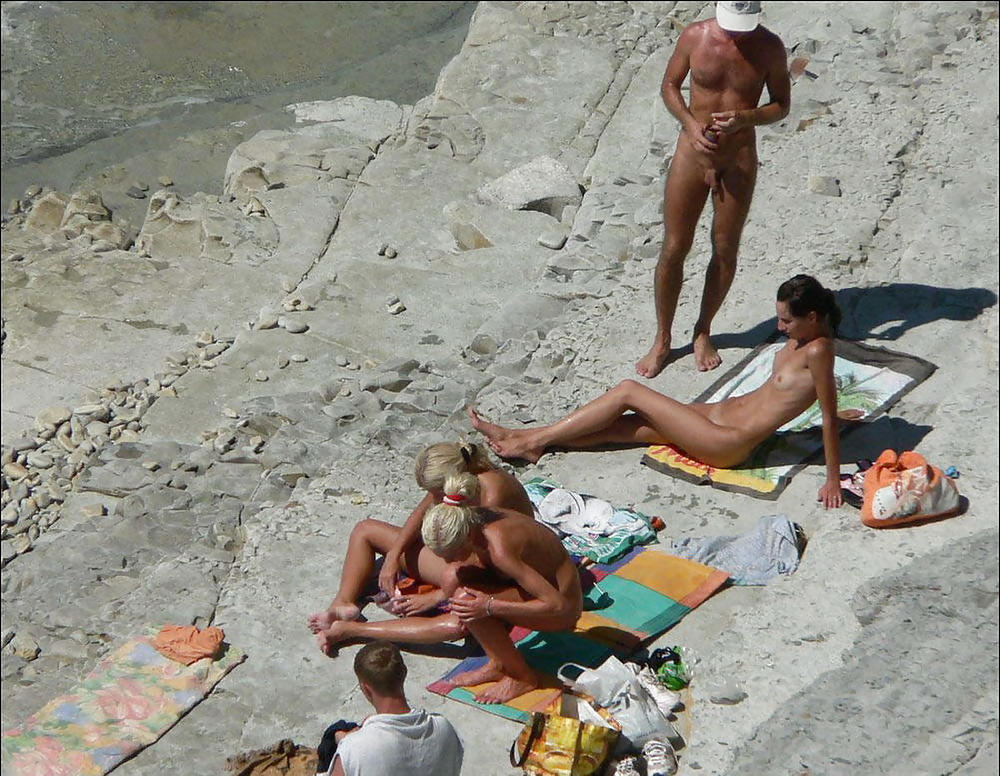 Divertimento sulla spiaggia nudista
 #585605