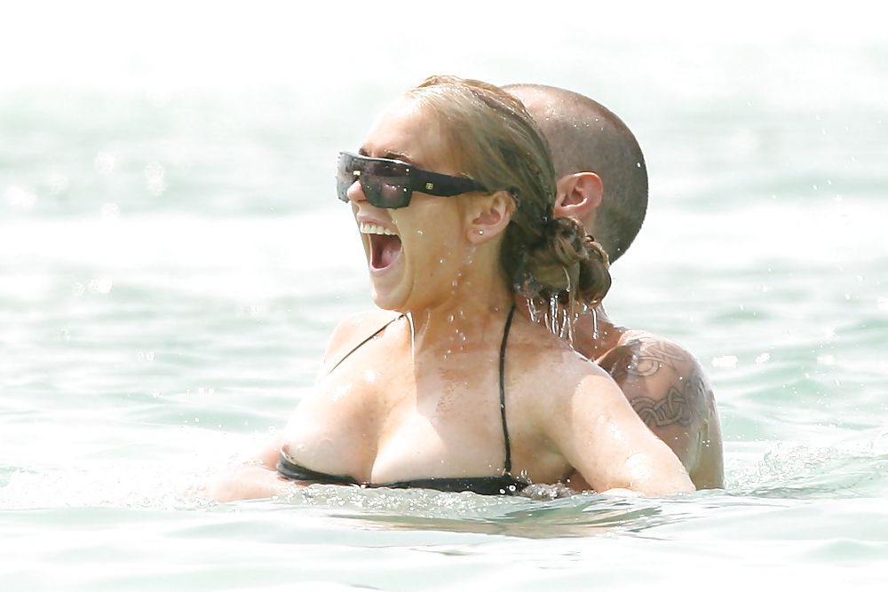 Lindsay Lohan ... Nippel Im Schwarzen Bikini #10587340