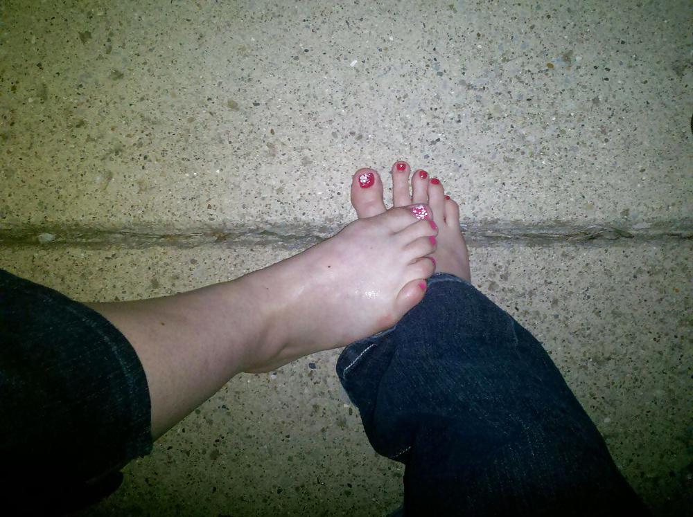 Femme Et Les Pieds De Son Amie #11850932