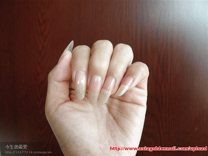 Chicas asiáticas con uñas largas y uñas de los pies
 #13103369