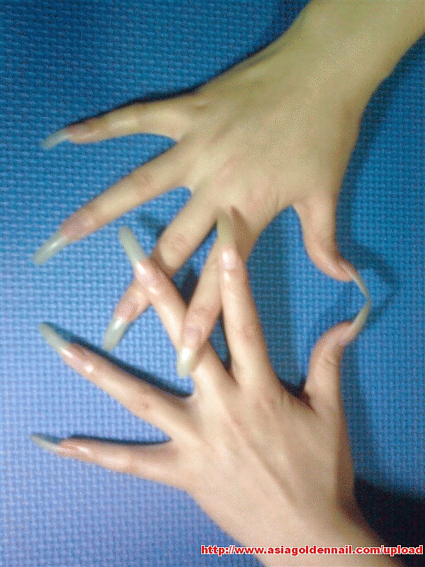 Ragazze asiatiche con unghie lunghe e unghie dei piedi lunghe
 #13103376