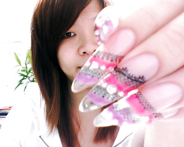 Chicas asiáticas con uñas largas y uñas de los pies
 #13103450