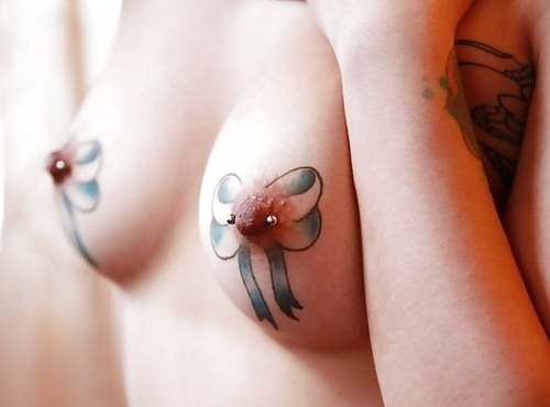 Ragazze tatuate e piercing
 #20085863