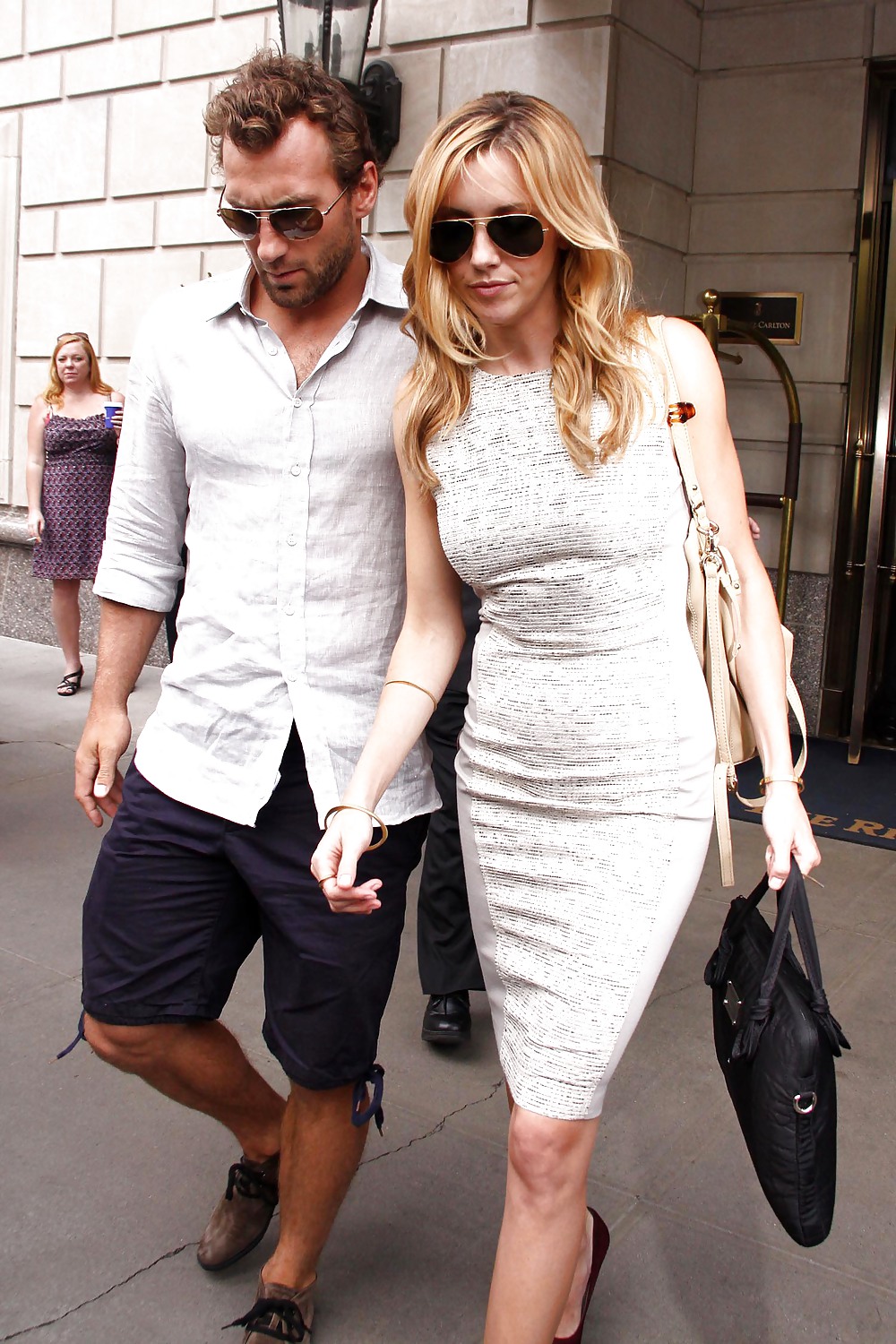 Katie cassidy en un vestido blanco sexy saliendo del hotel de nyc
 #4407273