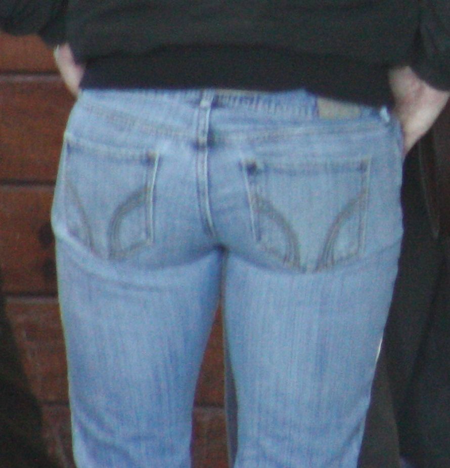 Grandes culos en jeans ajustados # 3
 #13722597