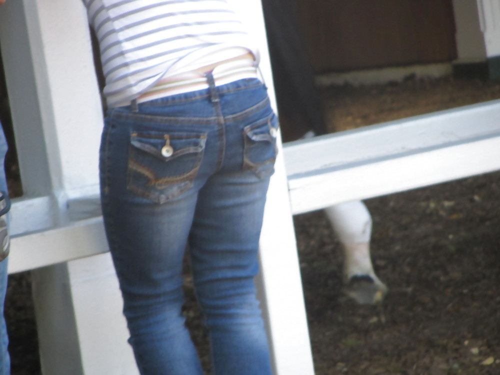 Grandes culos en jeans ajustados # 3
 #13722630