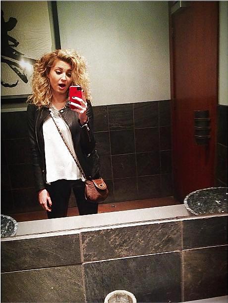 Tori Kelly #16976885