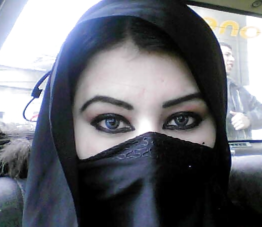 ヒジャブの有無にかかわらず、アラブ人の女の子の非喫煙者 iii
 #9766441