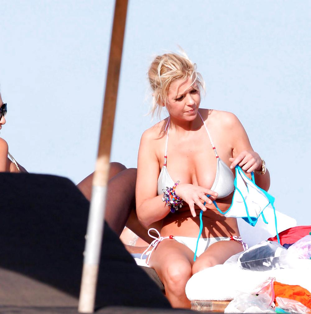 Tara Reid Am Strand In Einem Grauen Bikini #4903983