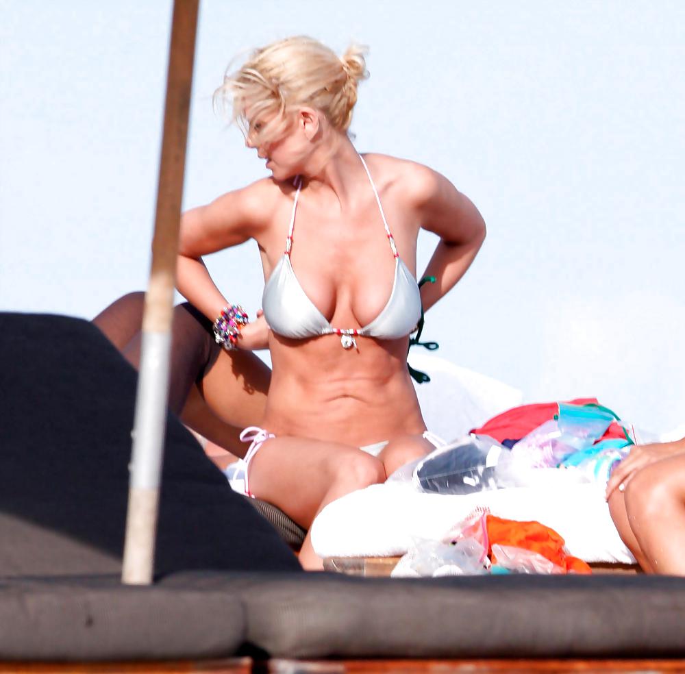 Tara Reid Am Strand In Einem Grauen Bikini #4904037