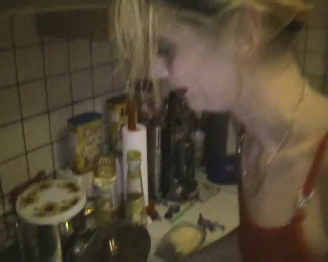 Schlampe Frau Gibt Einen Blowjob Und Dann Kochen Und Essen Cum #3118572