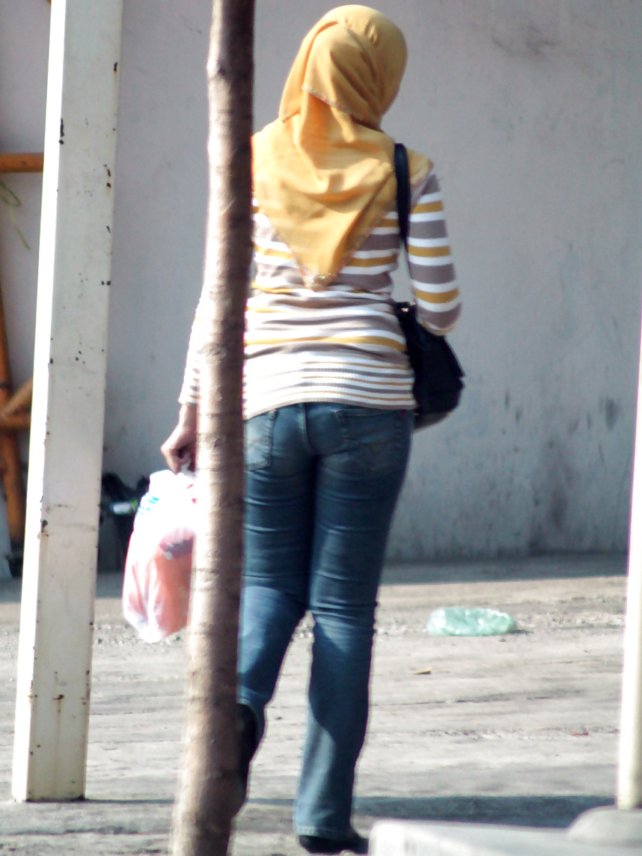 Sexy Mädchen In Hijab & Engen Jeans #13975071