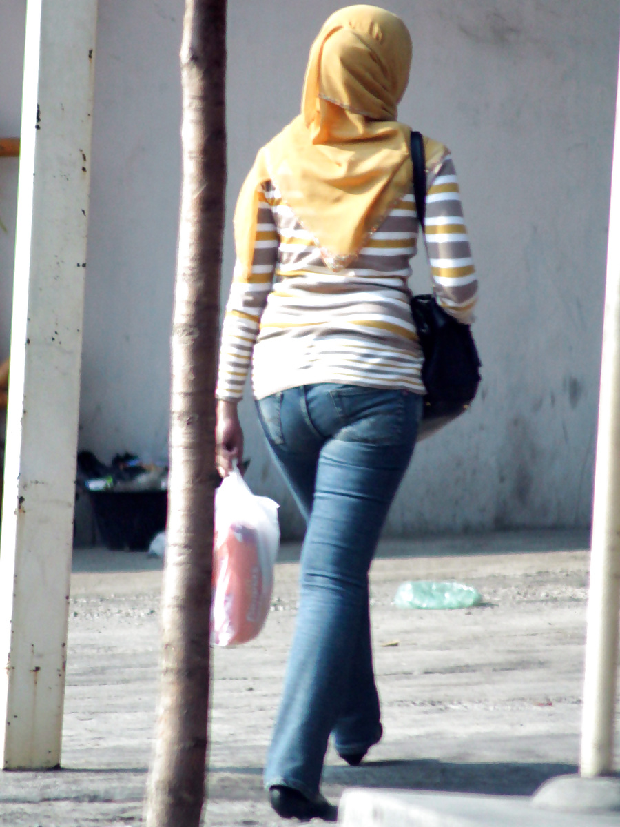 Sexy Mädchen In Hijab & Engen Jeans #13975081