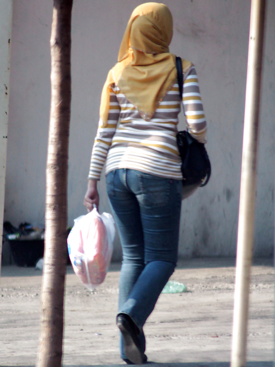 Sexy Mädchen In Hijab & Engen Jeans #13975091