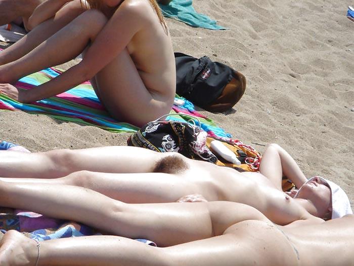 Diversión desnuda en la playa
 #2851769