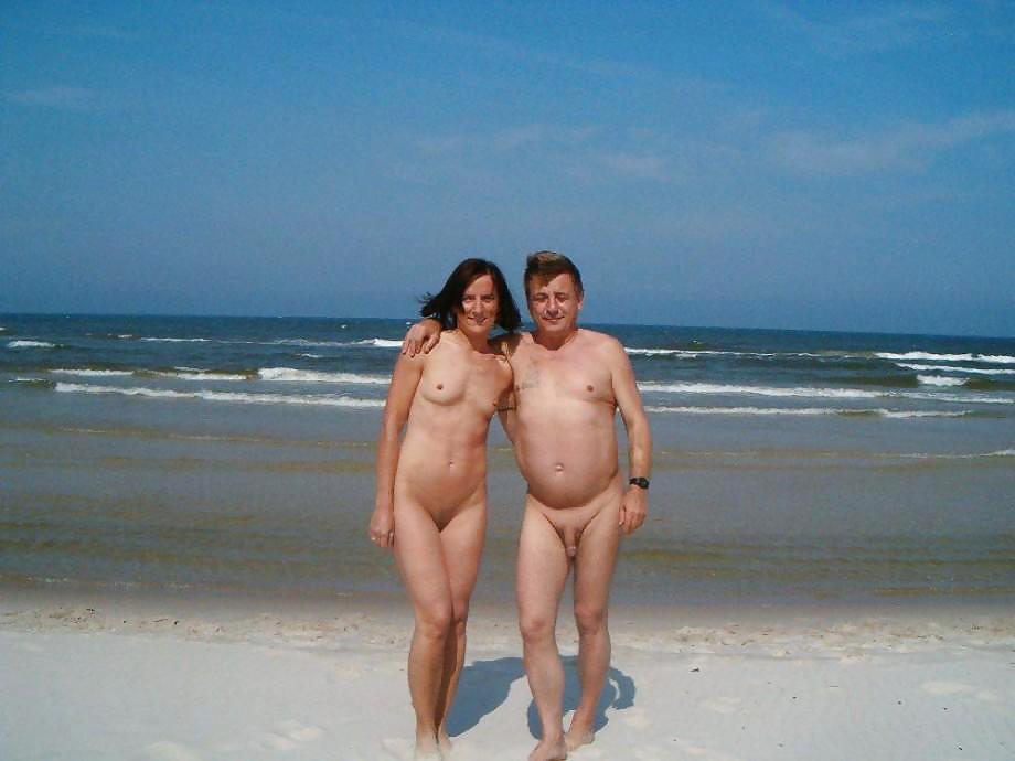 Diversión desnuda en la playa
 #2851987