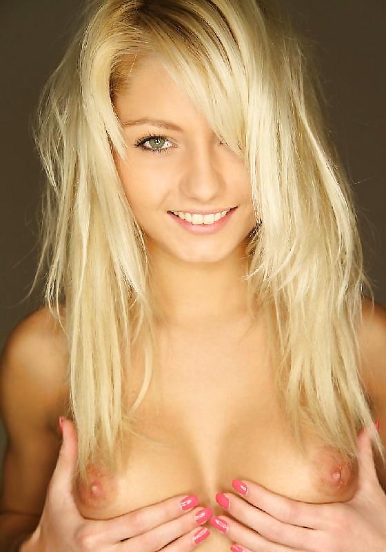 Teen blonde posing for pics  #13480579