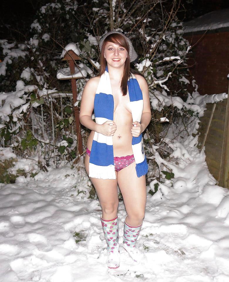 Las mujeres de Ucrania en la nieve
 #18442360