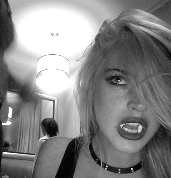 Lindsay Lohan ... Dark And White ... Yet again #10021251