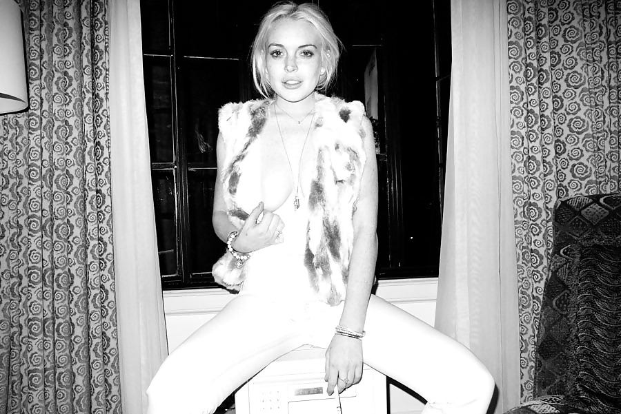 Lindsay Lohan ... Dark And White ... Yet again #10021274