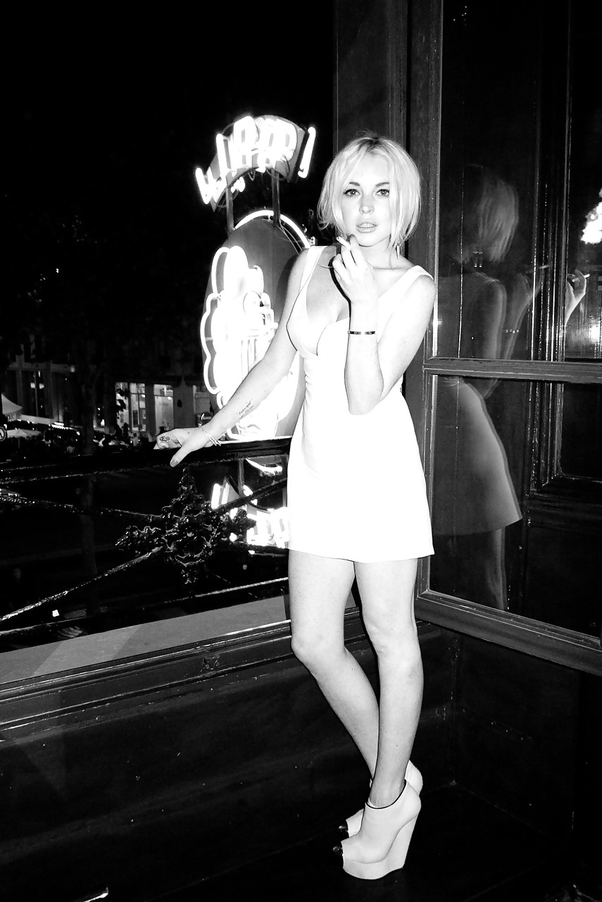 Lindsay Lohan ... Dark And White ... Yet again #10021358