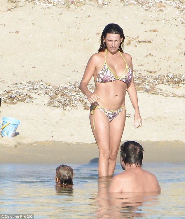 Penelope cruz pillada en topless en la playa de vacaciones 
 #21967761