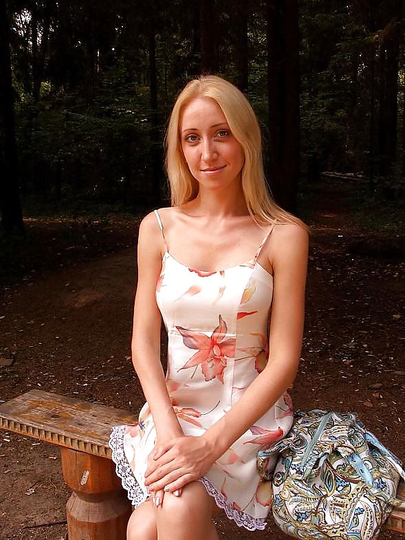 Jeune Fille Blonde Posant Dans La Forêt - Nc #13174624