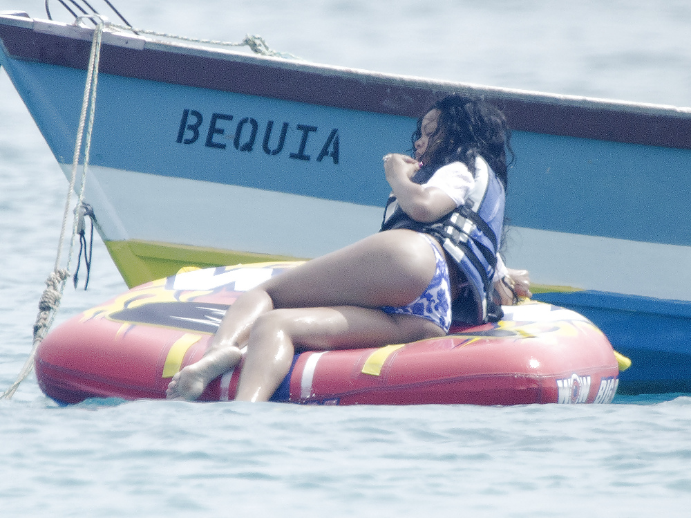 Rihanna bikini barbados increíble culo de ébano
 #14333877