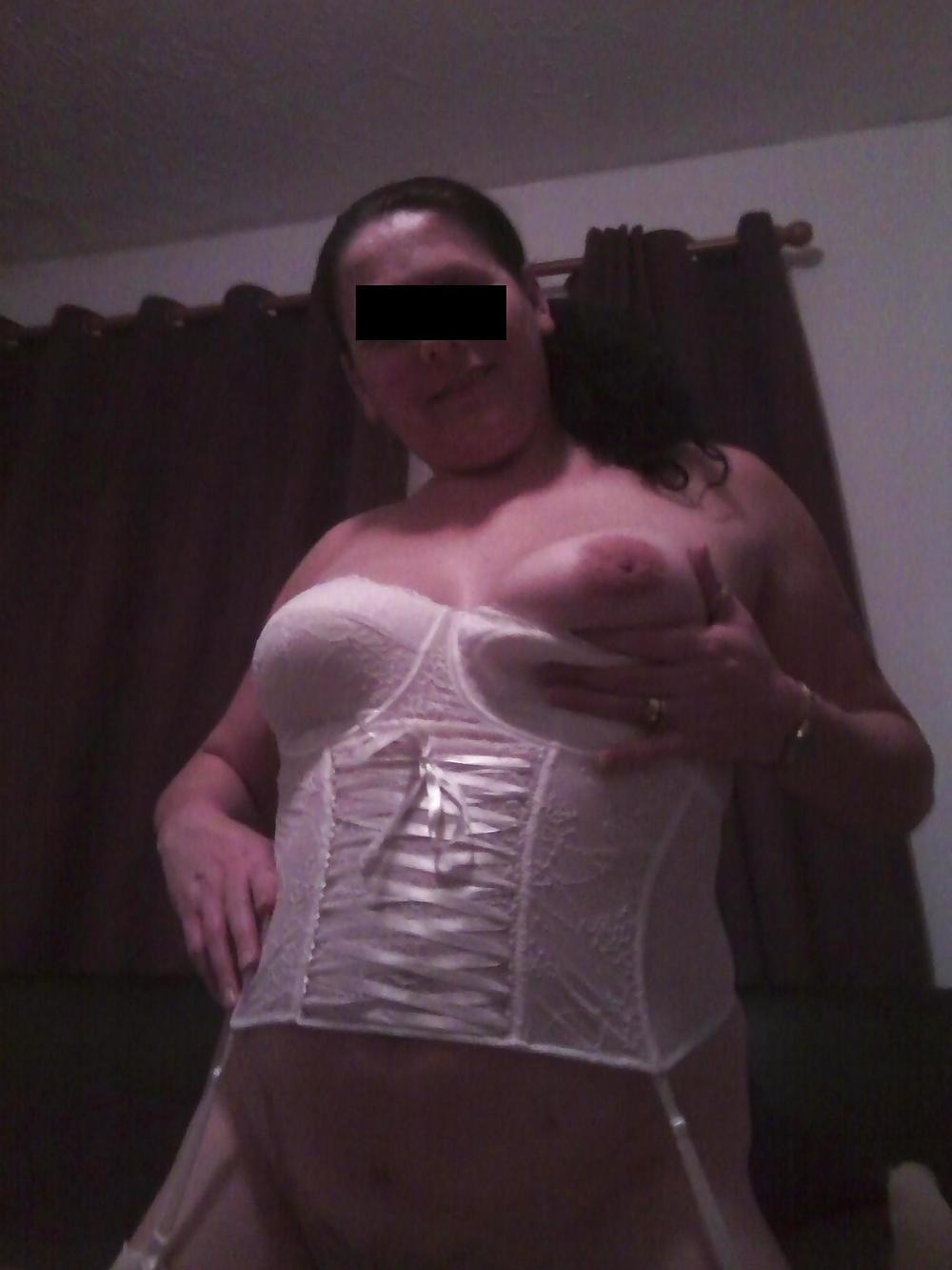 右の乳房の妻はセックスのために服を着ている
 #16367029