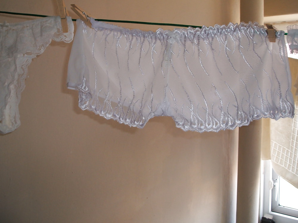 La Culotte De Fille Sur La Ligne De Lavage #3781660