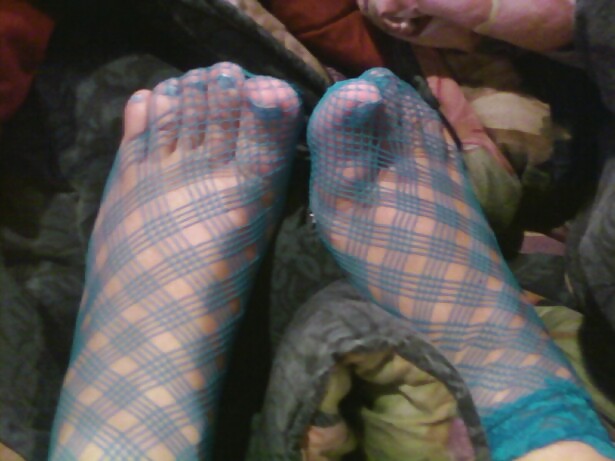 Feet with blue toes #6909390