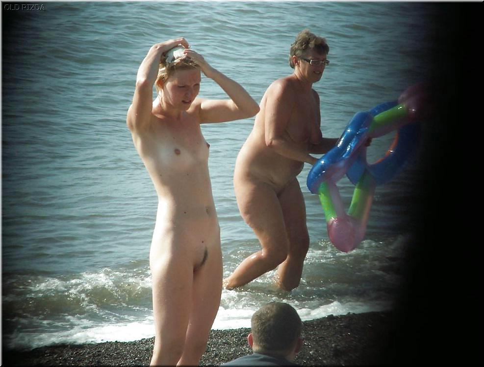 Nudisti maturi della spiaggia
 #932442