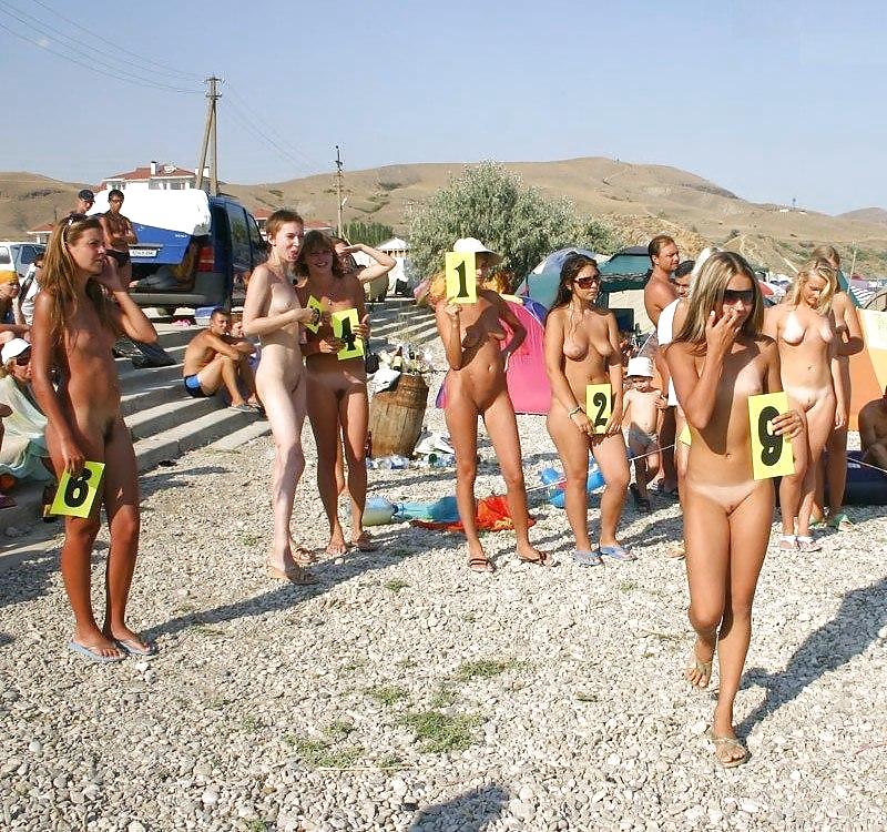 Spiaggia nudista adolescenti
 #1171252