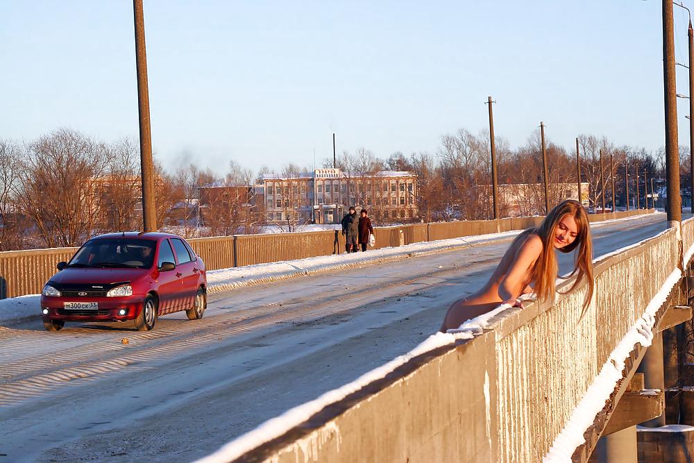 Nudo in Russia - giovane carino sulla neve
 #16827685