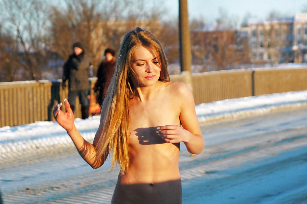ロシアの裸体 - 雪の上のかわいいティーン
 #16827874