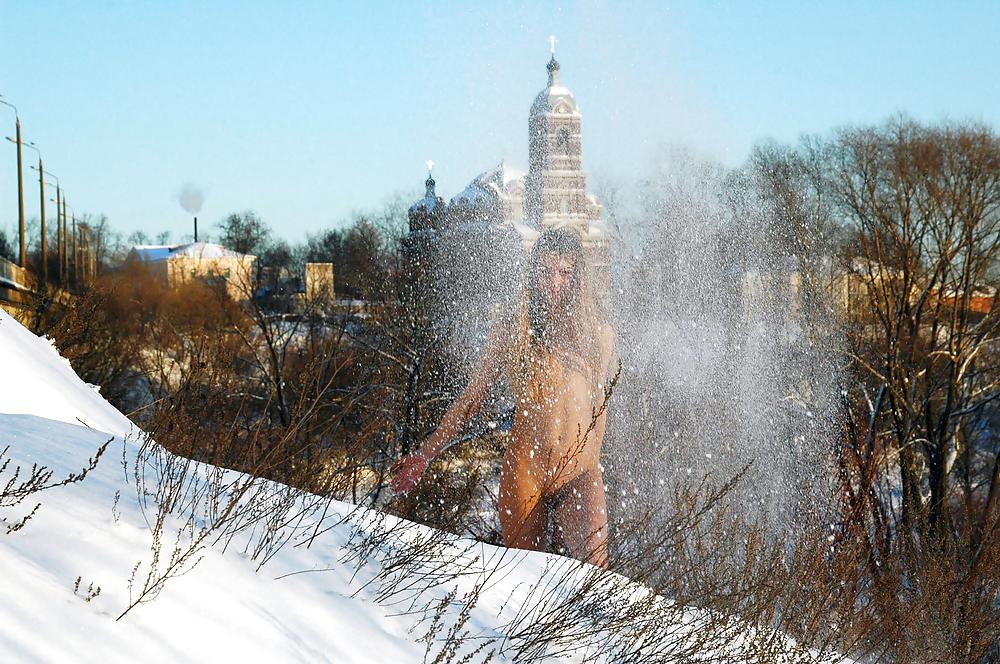 ロシアの裸体 - 雪の上のかわいいティーン
 #16828086