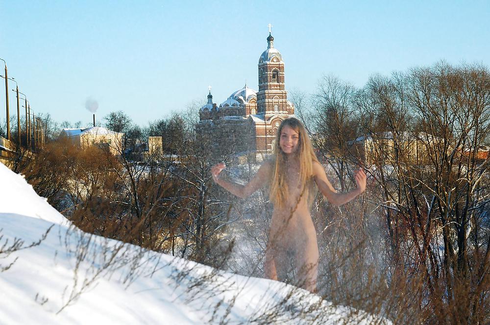 ロシアの裸体 - 雪の上のかわいいティーン
 #16828099