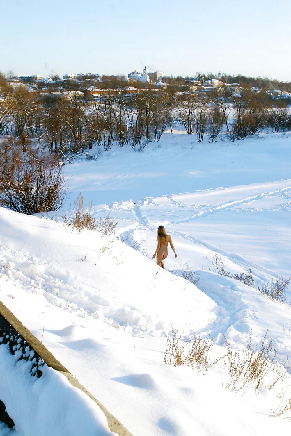 Nudo in Russia - giovane carino sulla neve
 #16828148
