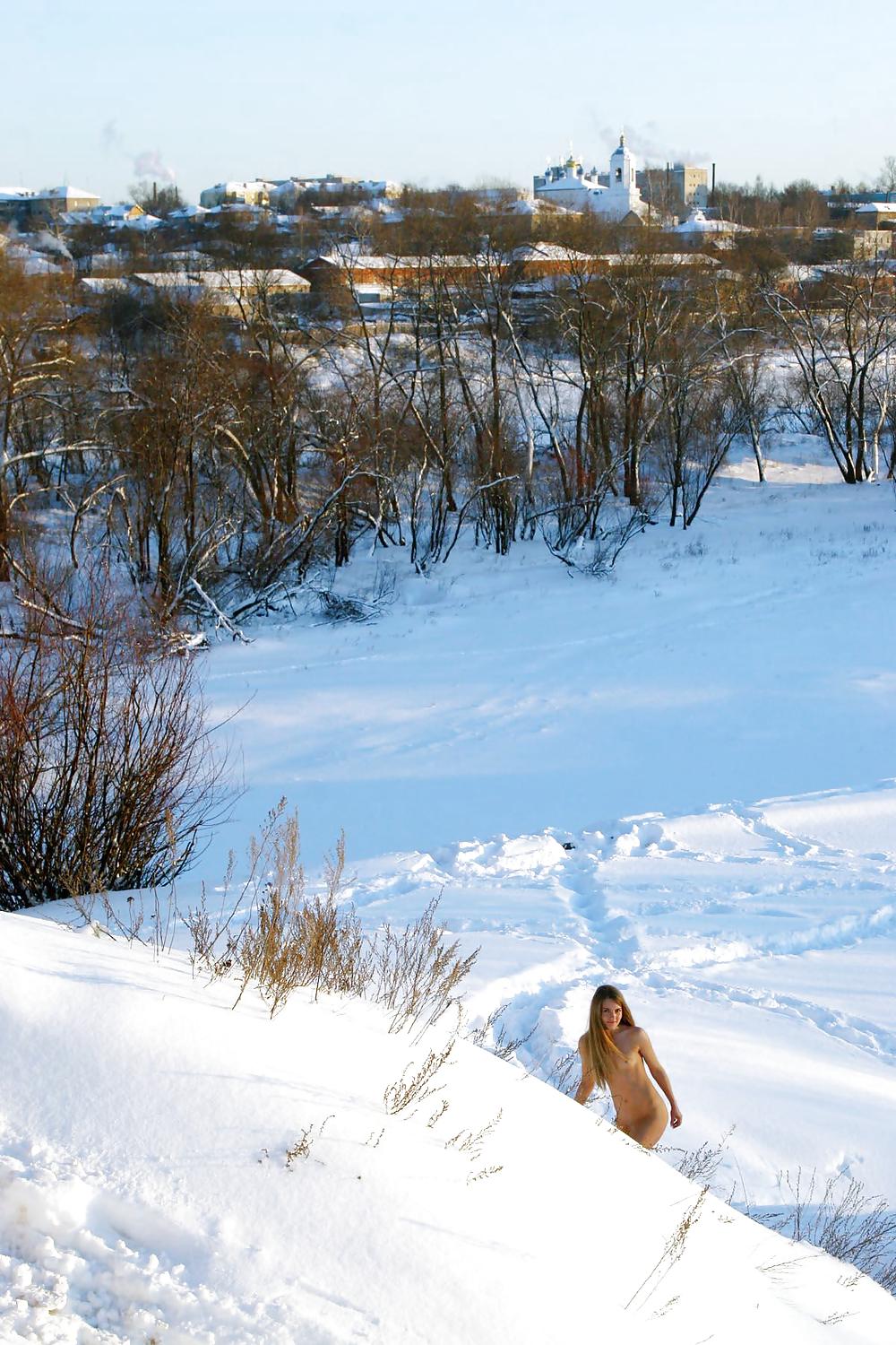 ロシアの裸体 - 雪の上のかわいいティーン
 #16828156